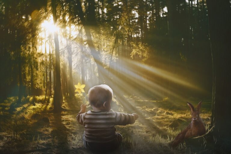 Bébé assis dans une forêt, éclairé par un rayon de soleil